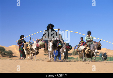 Les gens près d'Agadez au Niger de tribu touareg déménagement du camp Banque D'Images