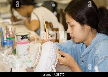 Le Benjarong Peinture Femme Thaïlande Thai Tasses Banque D'Images