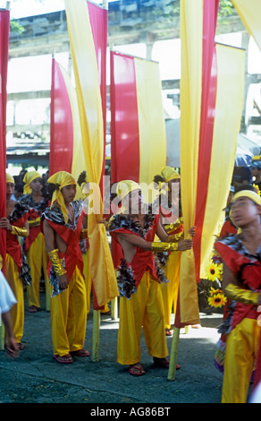 Danseurs attendent pour commencer la parade, Malitbog, Philippines Banque D'Images