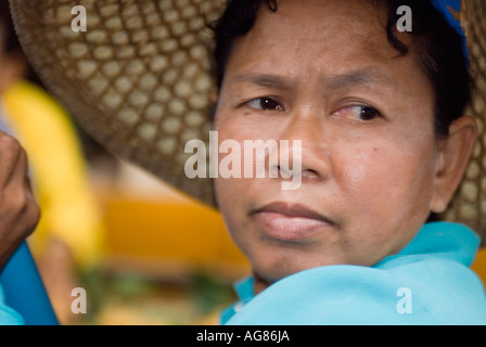 Thaïlande Portrait d'une femme thaïlandaise Aviron au marché flottant de Damnoen Saduak la province de Ratchaburi Banque D'Images