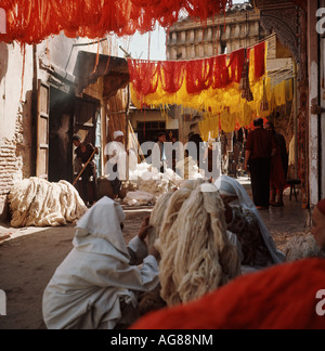 Les femmes d'acheter de la laine dans le souk Marrakech, Maroc, Afrique du Nord, Marrakech Medina Banque D'Images