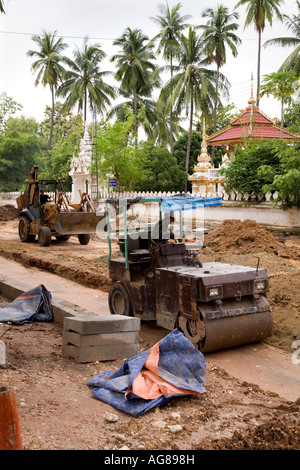 Construction de routes avec des travailleurs travaillant à la réparation de routes à Vientiane, la capitale du Laos.