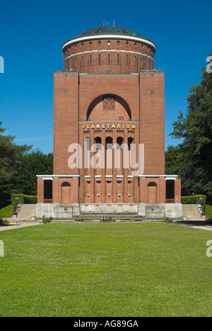 Planétarium situé dans un ancien château d'eau à Hamburger Stadtpark park, Hambourg, Allemagne Banque D'Images