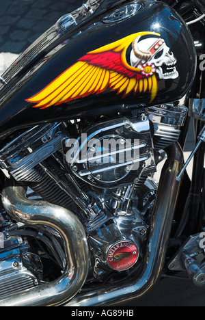 Peinture de crâne sur le réservoir de carburant d'une moto Harley Davidson Banque D'Images
