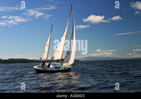 Yacht Ketch sur Lough Derg de Tipperary, Irlande Banque D'Images