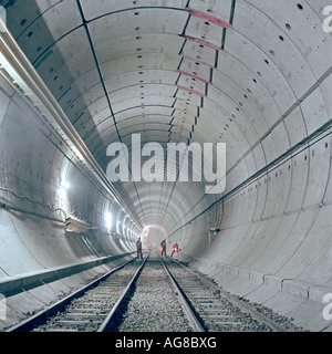 Les ingénieurs de contrôle Eurotunnel inspecter une section de tunnel achevé avant le permanent trackwork en cours d'installation. Banque D'Images