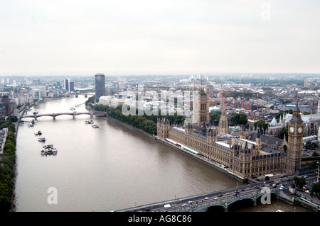 Vue aérienne du Parlement et tamise, le London Eye par temps nuageux jour England UK Banque D'Images