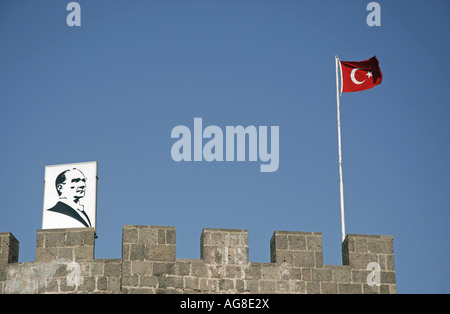 Dimensions de Mustafa Kemal Atatuerk et drapeau national, la Turquie, l'Anatolie, Diyarbakir Banque D'Images