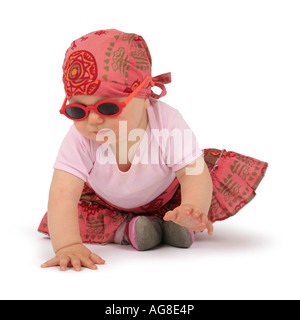 Avec des lunettes de soleil bébé ramper Banque D'Images