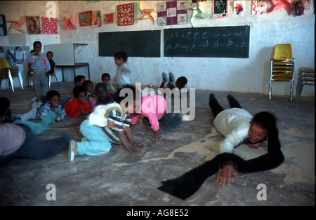 WESTERN SAHARA ENFANTS JOUANT À UNE ÉCOLE MATERNELLE DANS LES CAMPS du POLISARIO Photo Julio Etchart Banque D'Images