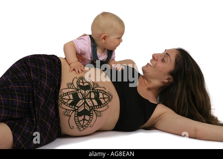 Femme enceinte avec henna tatouage sur son ventre et le bébé Banque D'Images