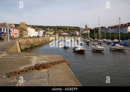 Afficher le long de port avec bateaux amarrés dans une ville balnéaire Aberaeron Ceredigion Mid Wales UK Banque D'Images