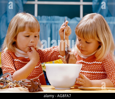 Jumelles faire un gâteau d'anniversaire dans la cuisine Banque D'Images