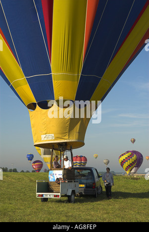 Ballon à air chaud après l'atterrissage à la Lorraine Mondial Air 2007 bolloon, plus grand festival du monde, France, Lorraine, Chambl Banque D'Images