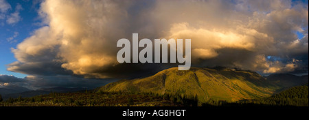 Les formations de nuages soir dramatique sur le Ben Nevis et-Nevis Range, Glen Nevis, highlands, Scotland, UK Banque D'Images