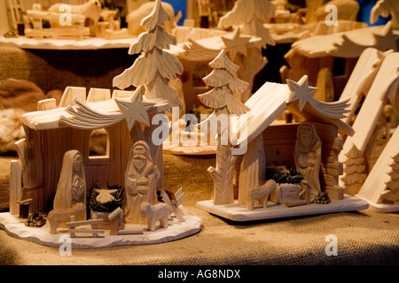 Des lits en bois sculpté main traditionnel sur un stand au marché de Noël de Noël à Cracovie Cracovie Pologne Banque D'Images