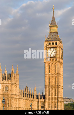 London St Stephen s Tower contenant la cloche appelée Big Ben au lever de Londres Angleterre Royaume-Uni Banque D'Images