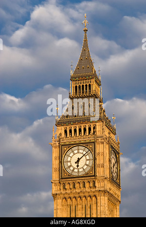 London Elizabeth Tower contenant la cloche appelée Big Ben au lever de Londres Angleterre Royaume-Uni Banque D'Images