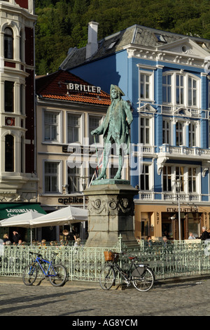 Statue en bronze de Ludvig Holberg, faite par Johan Borjeson, centre de Bergen, Norvège. Banque D'Images