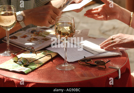 Rome, les touristes au café l'écriture des cartes postales Banque D'Images