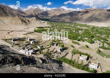 Vue sur la vallée de Leh, Ladakh, vallée de l'Indus, le Jammu-et-Cachemire, l'Inde Banque D'Images