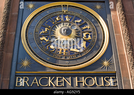 Cadran solaire conçu autour du zodiaque astrologique au-dessus de entrée de BRACKEN HOUSE City de Londres Angleterre Banque D'Images