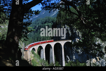 Train local de chemin de fer rhétique traversant le viaduc de landwasser alpes Suisse canton des grisons suisse Banque D'Images