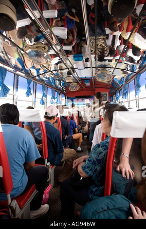 Intérieur d'un bus de passagers sur la frontière Laos thaï au Friendship Bridge crossing Banque D'Images