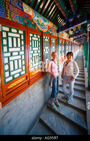 Jeune femme femme européenne avec les jeunes visiteurs guide chinois sur les étapes du nouveau Palais d'Été de Beijing 9 Minzu Yuan Chine JMH1678 Banque D'Images