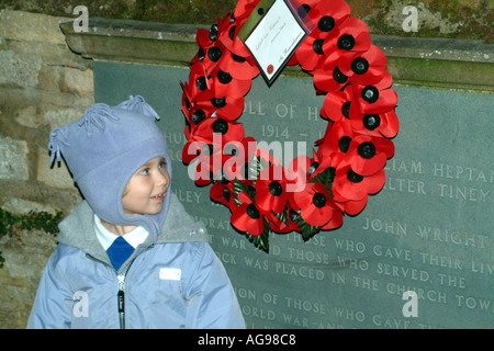 Le Jour du Souvenir Gerbe Petite fille Guerres mondiales 11 novembre 2007 Flaunders Rouge Coquelicot de la légion britannique Banque D'Images