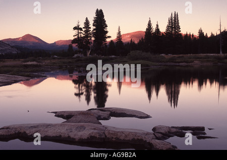 La rivière tuolumne lembert dome au coucher du soleil yosemite park ca l nat Banque D'Images