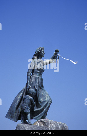 Statue de femme tenant un ruban de lanterne et jeune garçon Anacortes Fidalgo Island Washington Banque D'Images