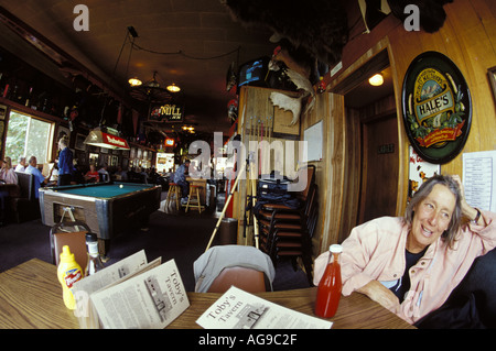 Woman relaxing in Toby's Tavern Washington Whidbey Island Coupeville Banque D'Images