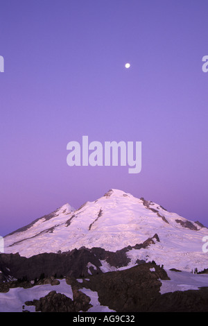 Pleine lune au-dessus de Mt Baker à l'aube des Cascades Cascades du Nord Washington Banque D'Images