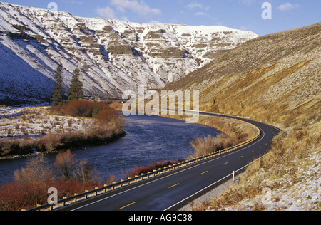 L'autoroute 821 par le biais de la Yakima River Canyon en hiver Washington Banque D'Images