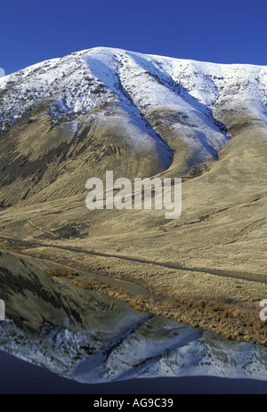 La crête de Umtanum reflétée dans la rivière Yakima Yakima River Canyon en hiver Washington Yakima Banque D'Images