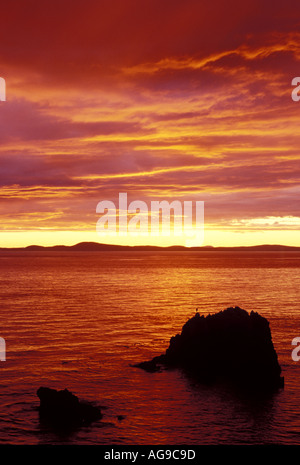 Les nuages de tempête et coucher de soleil sur les roches d'oursins de l'île de Vancouver en distance col Deception State Park Fidalgo Island Washington Banque D'Images