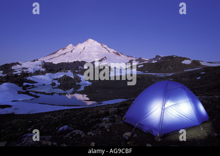 Mt Baker tente ci-dessous rougeoyant sur une soirée claire North Cascades Cascades Washington Banque D'Images