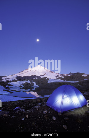 Mt Baker tente ci-dessous rougeoyant et une pleine lune sur un clair soir North Cascades Cascades Washington Banque D'Images