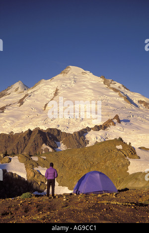 Backpacker à côté de Mt Baker tente ci-dessous sur un matin clair North Cascades Cascades Washington Banque D'Images