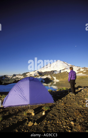 Backpacker à côté de Mt Baker tente ci-dessous sur un matin clair North Cascades Cascades Washington Banque D'Images