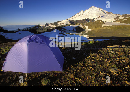 Backpackers tente ci-dessous Mt Baker sur un matin clair North Cascades Cascades Washington Banque D'Images