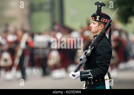 Régiment Royal d'Écosse Pipes and Drums Band au palais de Holyroodhouse, Édimbourg, Écosse Banque D'Images