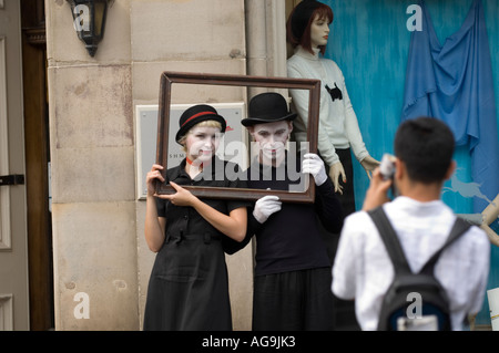 Les artistes de rue se faisant passer pour un touriste Banque D'Images