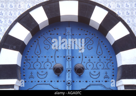 Tunisie Sidi Bou Said porte de style arabe traditionnel Banque D'Images