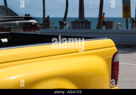 Camion jaune garée à Ft Lauderdale Beach Florida USA Banque D'Images