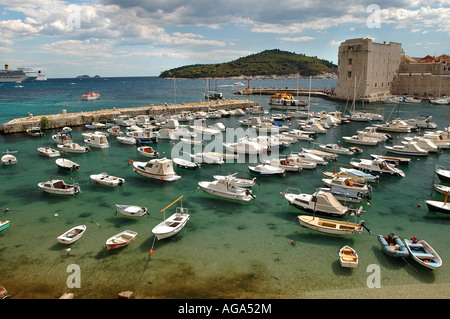 Les petits bateaux à Marina dans la vieille ville de Dubrovnik Croatie Banque D'Images