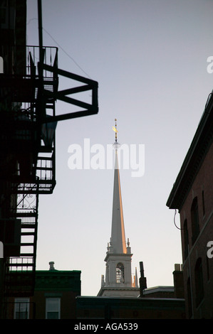 Old North Church steeple et metal fire s'échappe au crépuscule district italien north end Boston MA Banque D'Images