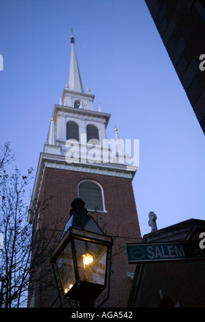 Old North Church et de gaz à effet de lumière à la tombée de la north end Boston MA Banque D'Images