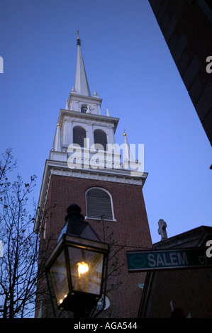 Old North Church et de gaz à effet de lumière à la tombée de la north end Boston MA Banque D'Images